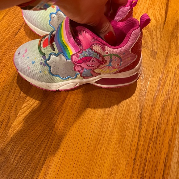 Trolls 2 Light-up Sneakers - Picture 6 of 16